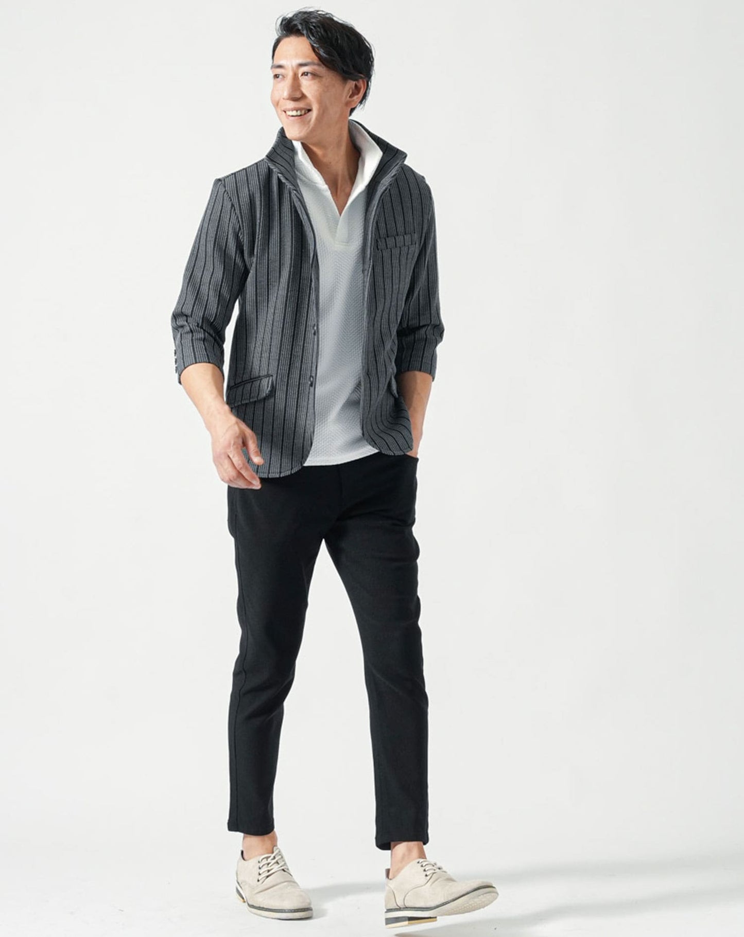40代メンズ夏服全身3点コーデセット　グレー7分袖ジャケット×白半袖ポロシャツ×黒ストレッチチノパンツ