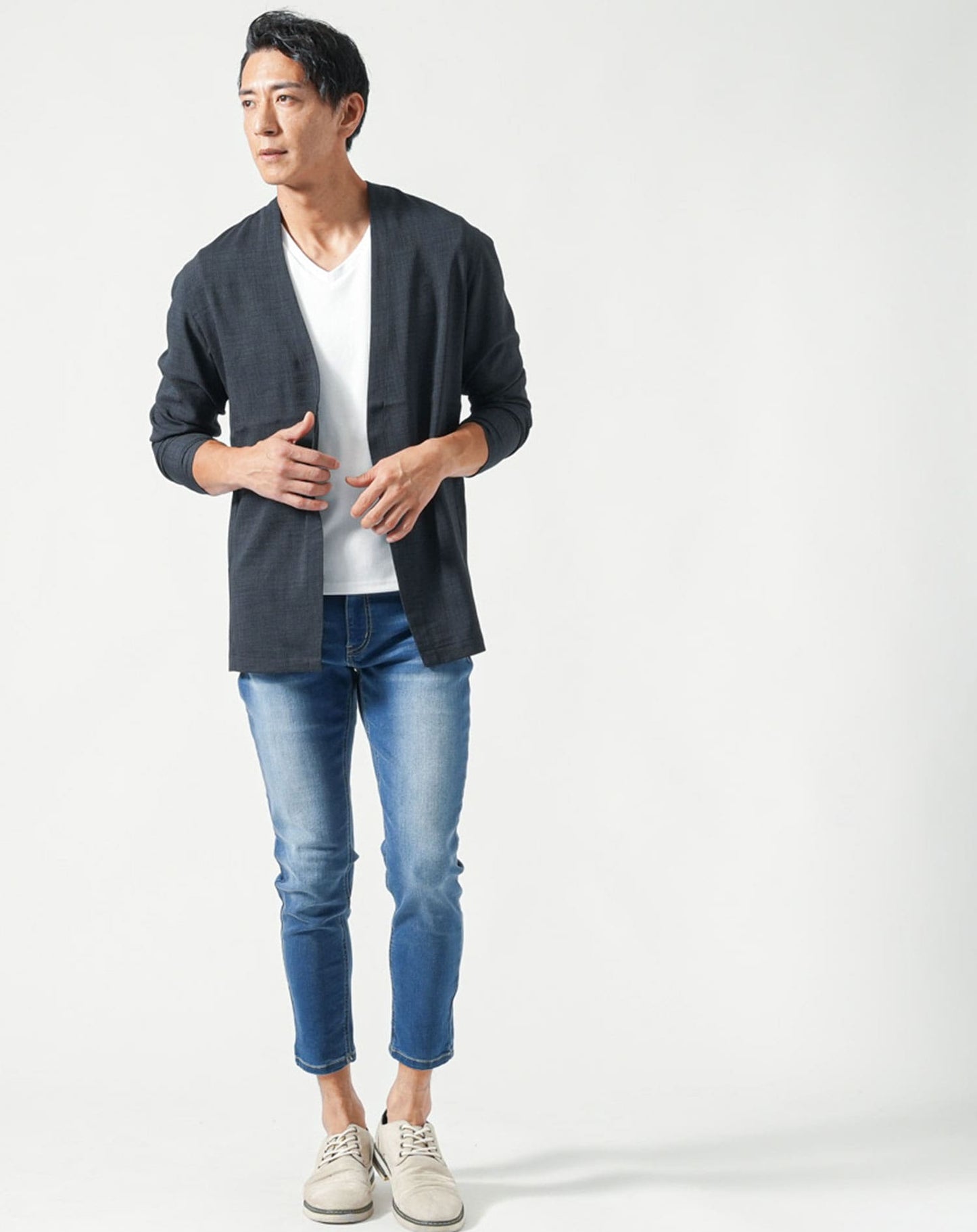 40代メンズ夏服全身3点コーデセット　黒長袖ノーカラージャケット×白半袖Tシャツ×ブルーアンクルデニムパンツ