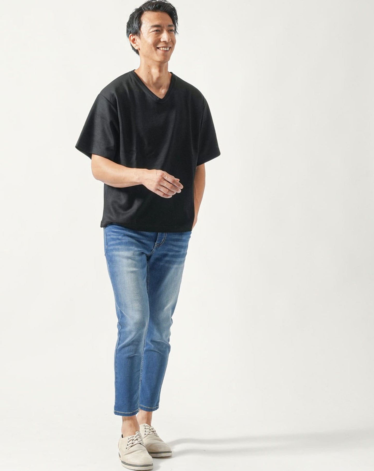 40代メンズ夏服全身3点コーデセット　黒半袖Tシャツ×白半袖Tシャツ×ブルーアンクルデニムパンツ