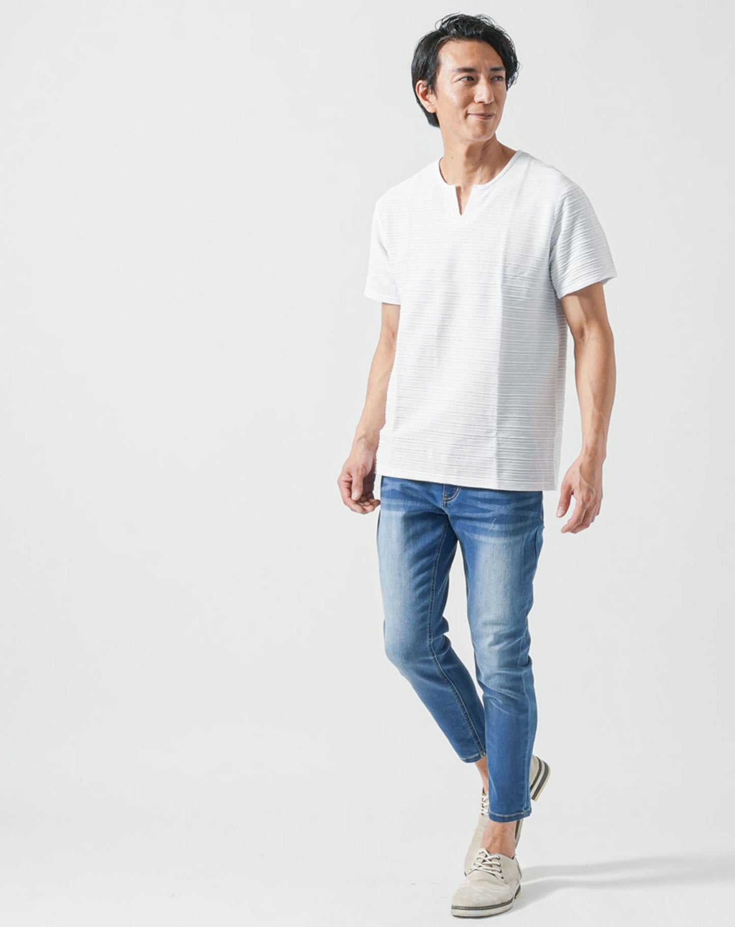 40代メンズ夏服全身3点コーデセット　グレー5分袖パーカー×白半袖キーネックTシャツ×ブルーアンクルデニムパンツ