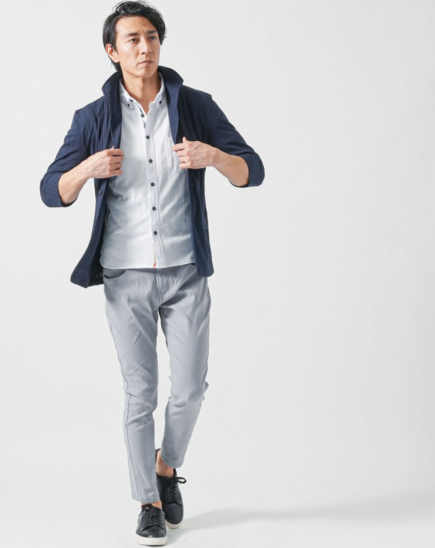 40代メンズ夏服全身3点コーデセット　ネイビー7分袖ジャケット×白半袖シャツ×グレーアンクルチノパンツ