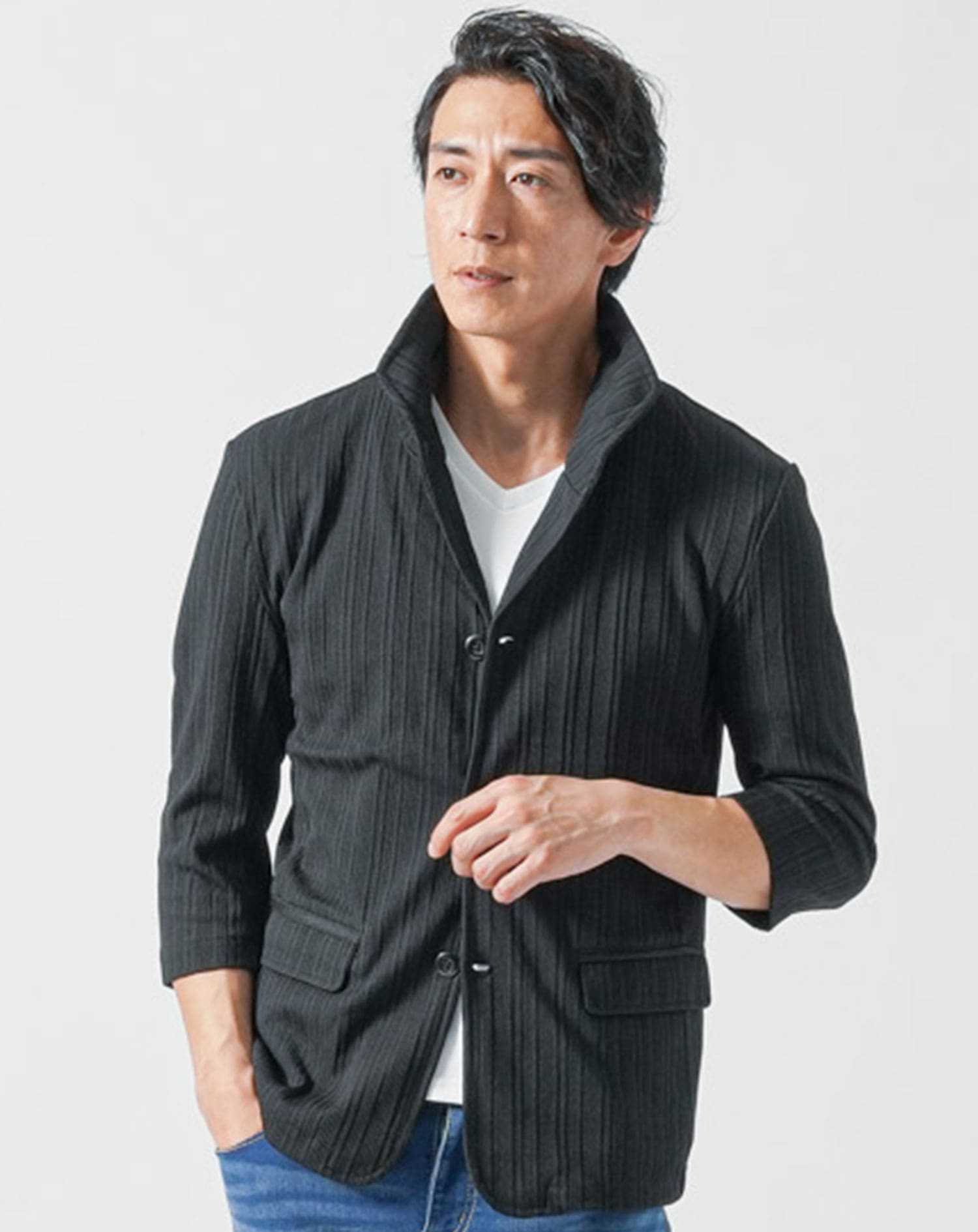 40代メンズ夏服全身3点コーデセット　黒7分袖ジャケット×白半袖Tシャツ×ブルーアンクルデニムパンツ