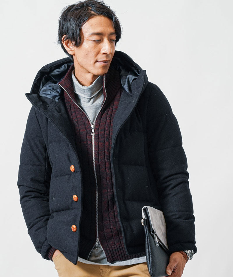 40代メンズ冬のトップス3点コーデセット　ネイビーダウンジャケット×ワインニットアウター×グレータートルネックTシャツ