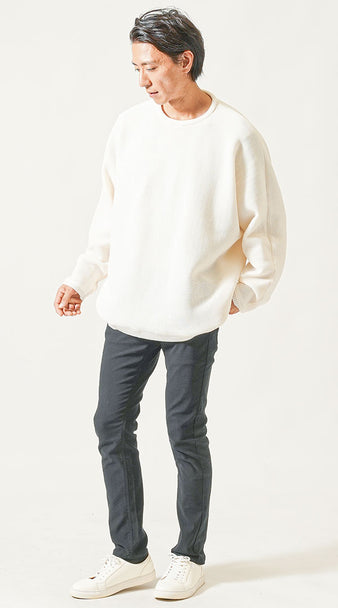 30代メンズにおすすめの秋のカフェデートに合う白ニットと細身パンツの清潔感コーデ