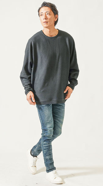 メンズの黒ニットとデニムを合わせた秋冬カジュアルコーデ