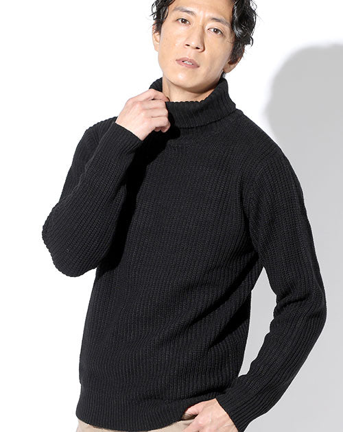 ネイビーメルトンダッフルコート×黒タートルネックニットセーター