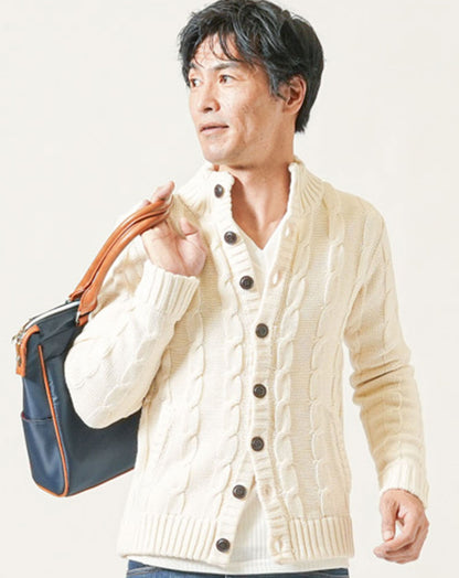 50代の方におすすめスタンドカラーニットアウター