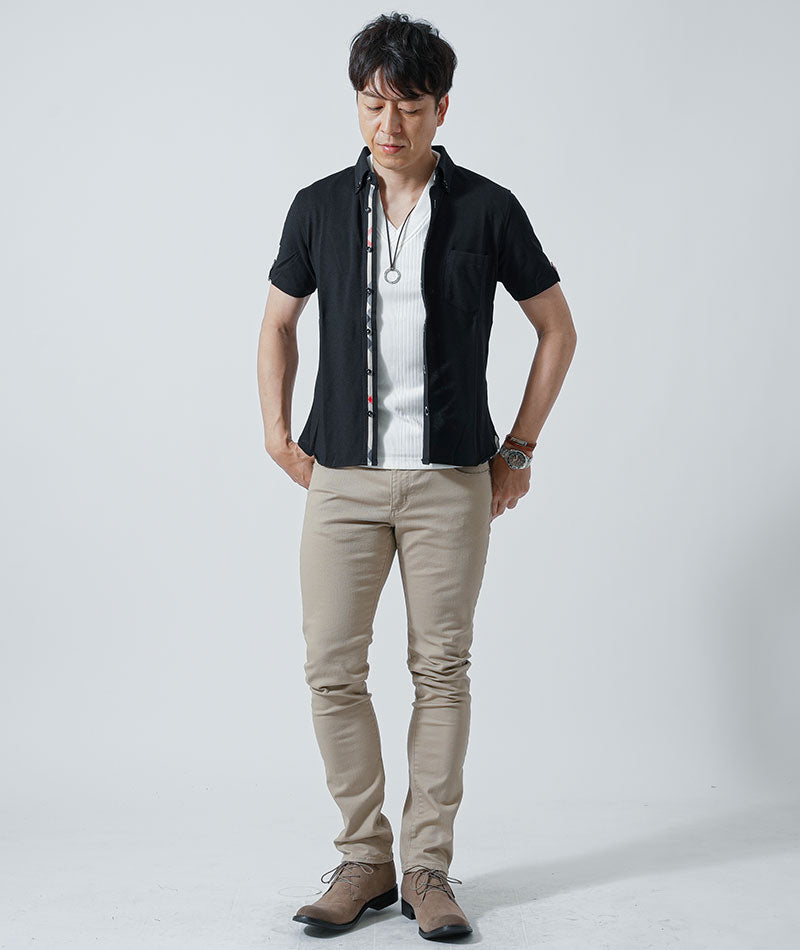40代・50代の男性におすすめ3点メンズコーデセット　黒半袖シャツ×白半袖VネックTシャツ×ベージュスリムチノパンツ　