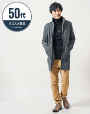 50代の男性におすすめ3点メンズコーデセット　グレーロングコート×黒タートルネックニット×ベージュスリムチノパンツ