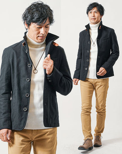 50代 メンズファッション 冬服 男性 カジュアル 3点コーデセット 黒日本製メルトンコート×白タートルネックニット×ベージュスリムチノパンツ 全身 デート 服装 コーディネート