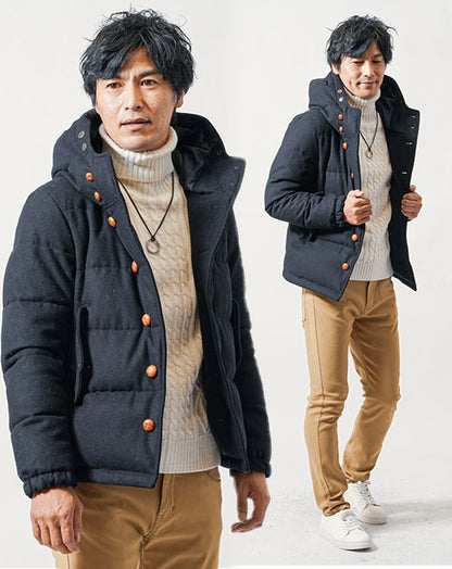 50代の男性におすすめ冬の3点メンズコーデセット　ネイビーダウンジャケット×白タートルネックニット×ベージュスリムチノパンツ