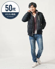 50代の男性におすすめ冬の3点メンズコーデセット　黒中綿ダウンジャケット×ワインニットアウター×ネイビースリムデニムパンツ　