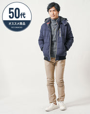 40代・50代の男性におすすめ冬の3点メンズコーデセット ネイビー中綿ジャケット×グレータートルネックニット×ベージュスリムチノパンツ