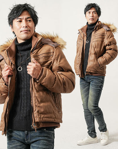 50代の男性におすすめ冬の3点メンズコーデセット　キャメル中綿ダウンジャケット×黒タートルネックニット×ダークブルースリムデニムパンツ　