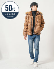 50代の男性におすすめ冬の3点メンズコーデセット　キャメル中綿ダウンジャケット×黒タートルネックニット×ネイビースリムデニムパンツ　