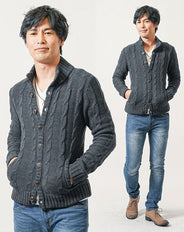 40代・50代の男性におすすめ3点メンズコーデセット 黒長袖ニットアウター×白長袖Tシャツ×ネイビースリムチノパンツ