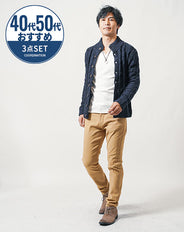 40代・50代の男性におすすめ冬の3点メンズコーデセット　ネイビー長袖ニットアウター×白長袖Tシャツ×ベージュスリムチノパンツ　