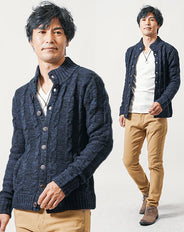 40代・50代の男性におすすめ冬の3点メンズコーデセット ネイビー長袖ニットアウター×白長袖Tシャツ×ベージュスリムチノパンツ