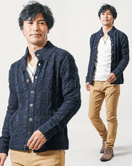 50代の男性におすすめ冬の3点メンズコーデセット ネイビー長袖ニットアウター×白長袖Tシャツ×ベージュスリムチノパンツ