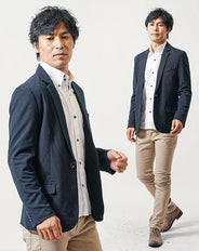 50代の男性におすすめ3点メンズコーデセット ネイビー長袖テーラードジャケット×白長袖シャツ×ベージュスリムチノパンツ