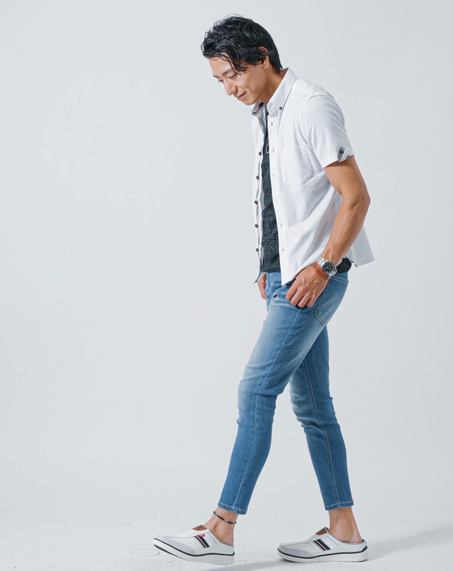 50代メンズ夏服3点全身コーデセット　白半袖シャツ×黒半袖Tシャツ×ブルーアンクルデニムパンツ