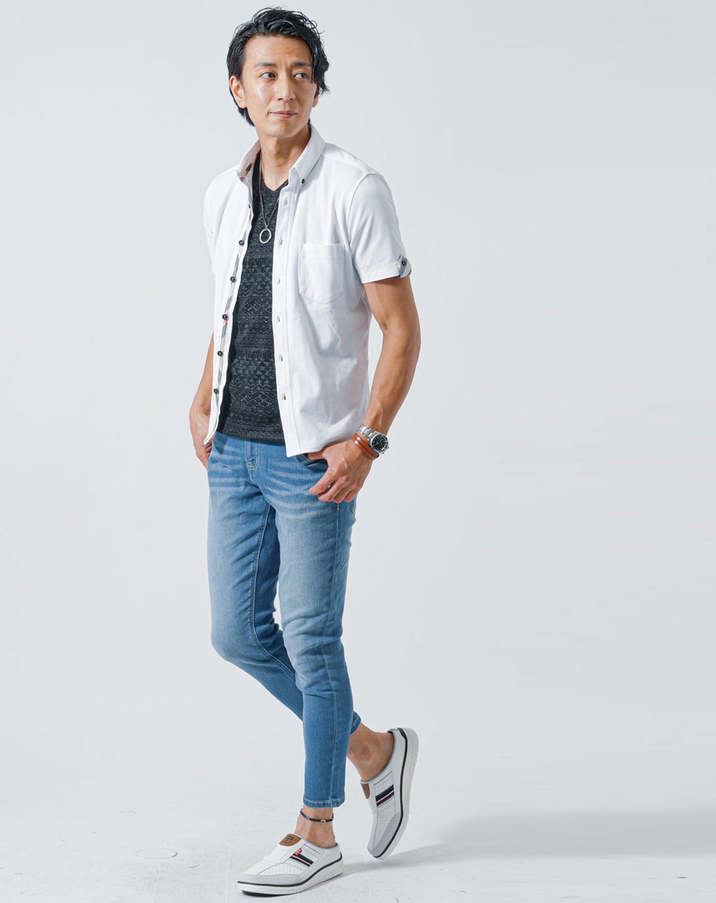 50代メンズ夏服3点全身コーデセット　白半袖シャツ×黒半袖Tシャツ×ブルーアンクルデニムパンツ