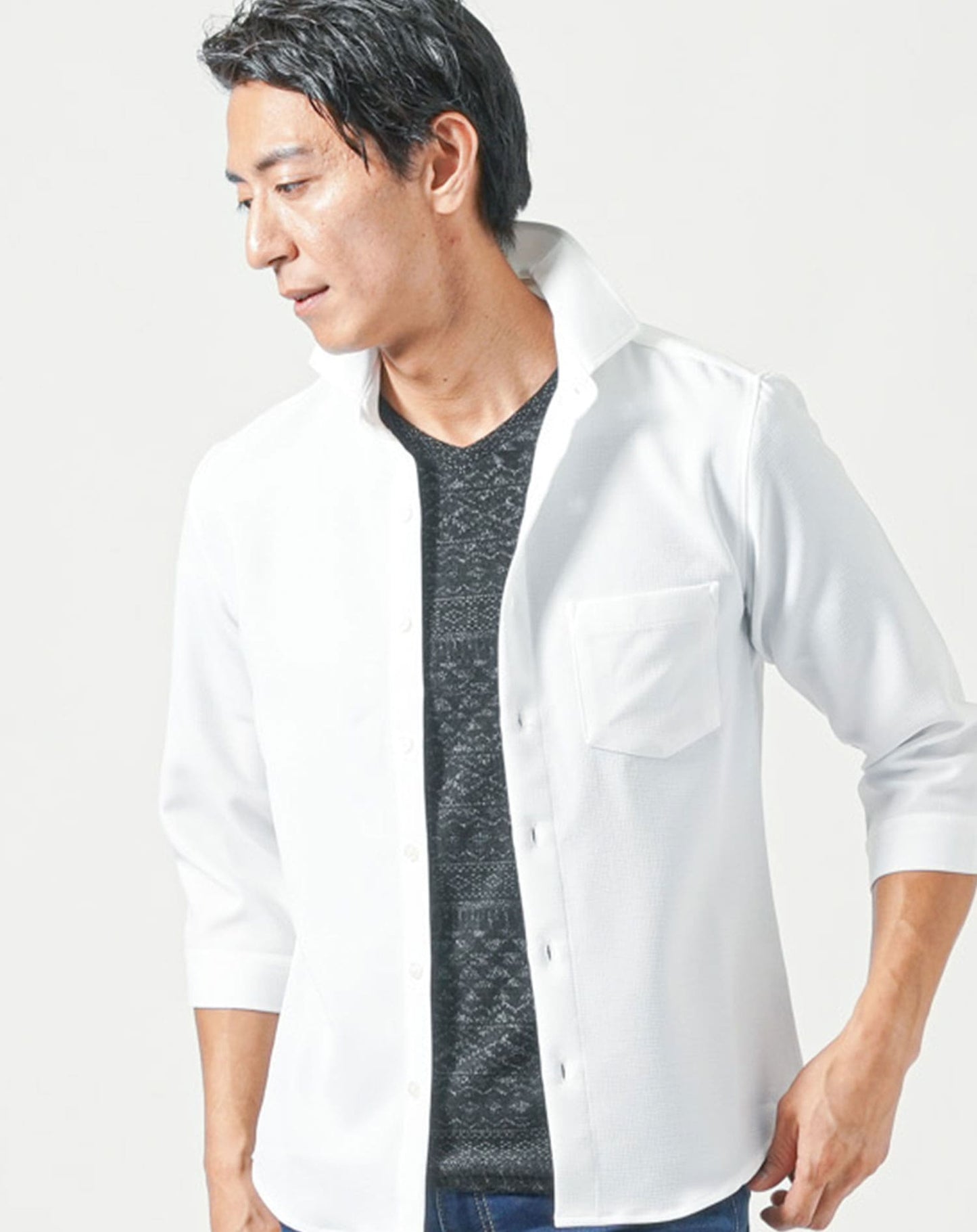 50代メンズ夏服3点コーデセット　白7分袖シャツ×黒半袖Tシャツ×ブルーアンクルデニムパンツ