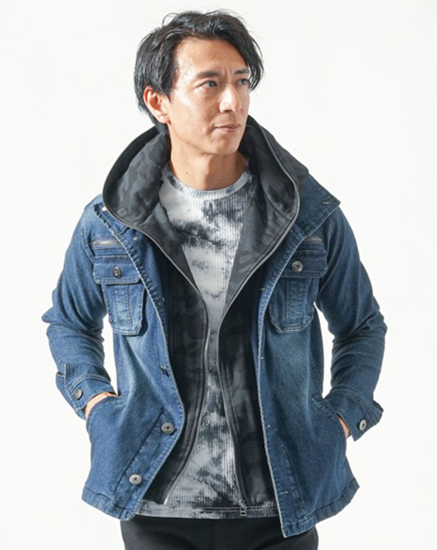 50代メンズ全身3点コーデセット　インディゴデニムジャケット×白長袖Tシャツ×黒ストレッチチノパンツ