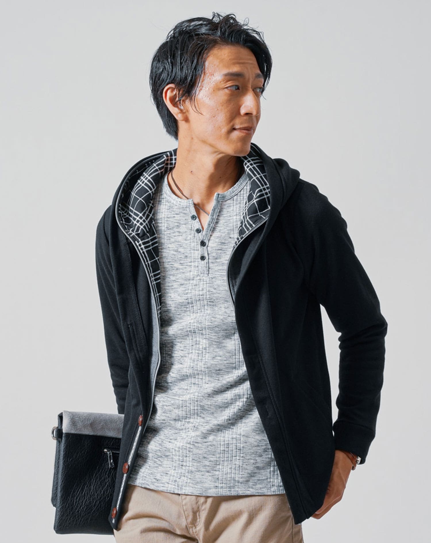 50代メンズ全身3点コーデセット　黒長袖パーカー×黒長袖ヘンリーネックTシャツ×ベージュストレッチチノパンツ