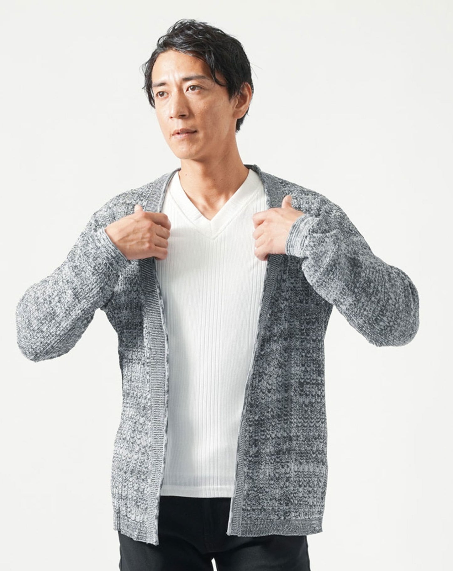 50代メンズ全身3点コーデセット　黒長袖ニットカーディガン×白長袖Tシャツ×黒ストレッチチノパンツ