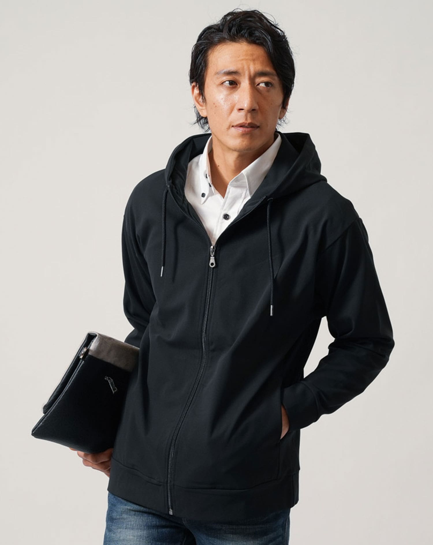 50代メンズ冬服3点コーデセット　黒長袖パーカー×白長袖シャツ×ネイビーデニムパンツ