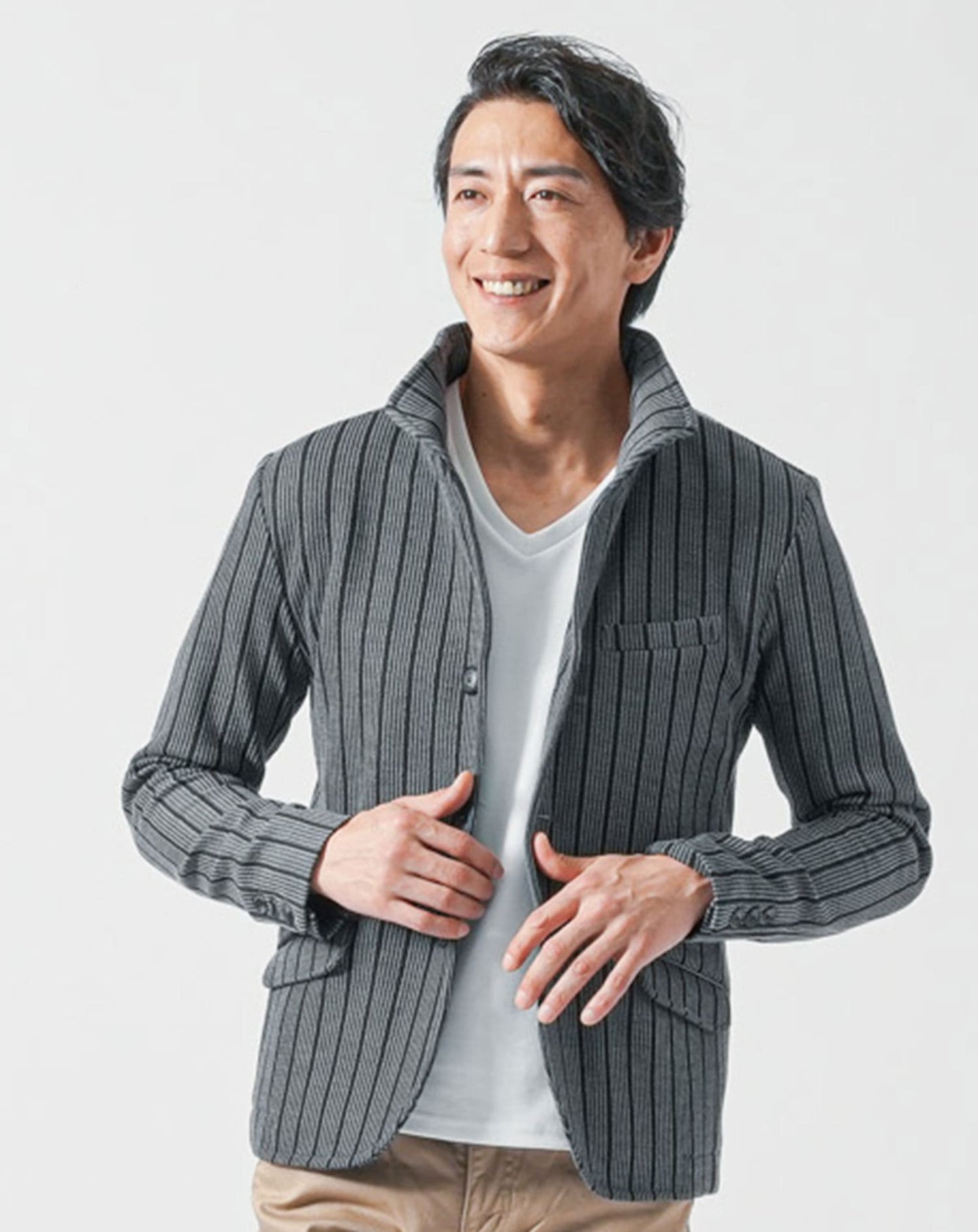 50代メンズ全身3点コーデセット　グレー長袖ジャケット×白長袖Tシャツ×ベージュストレッチチノパンツ