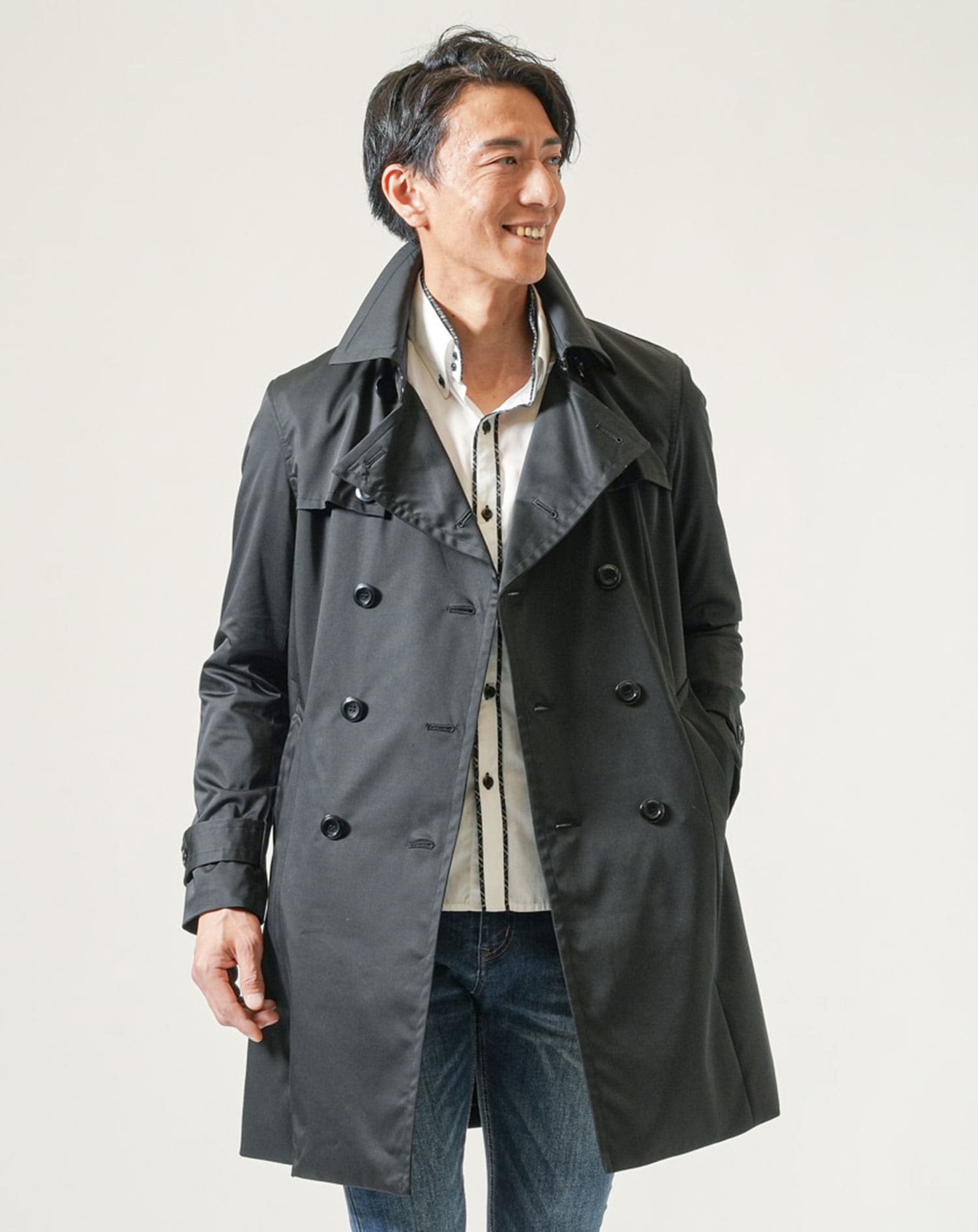 50代メンズ全身3点コーデセット　黒トレンチコート×白長袖シャツ×ネイビーデニムパンツ