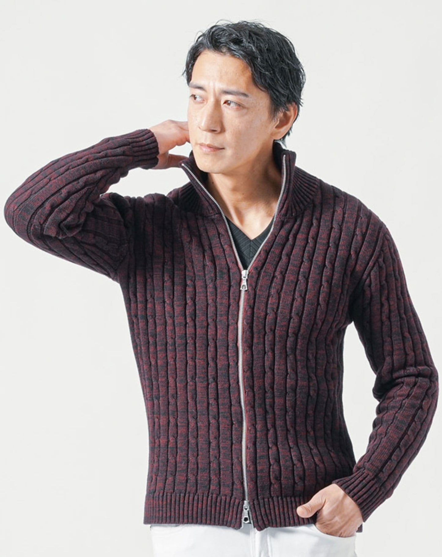 50代メンズ全身3点コーデセット　ワイン長袖ニットアウター×黒長袖Tシャツ×白ストレッチチノパンツ