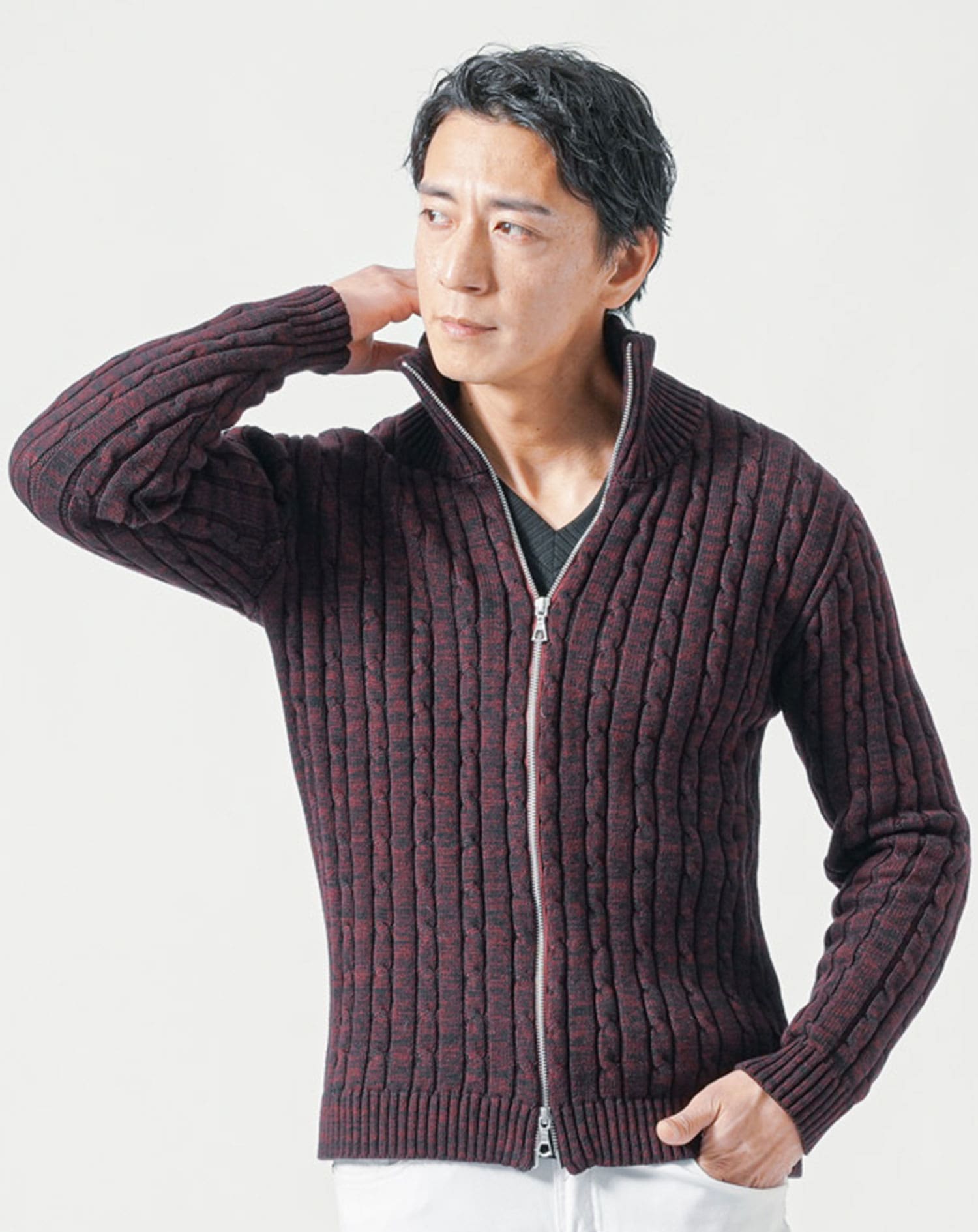 50代メンズ全身3点コーデセット　ワイン長袖ニットアウター×黒長袖Tシャツ×白ストレッチチノパンツ 秋服 春服 マネキン買い 上着 カットソー セーター チノパン スリム 細身 全身 男性 デート 服装 コーディネート ジャケット インナー ズボン ボトムス ちょいワル イケオジ ちょい悪オヤジ 秋 春 大きいサイズ