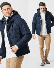 がっちり体型の方におすすめ冬の3点コーデセット ネイビーダウンジャケット×白タートルネックニット×ベージュスリムチノパンツ