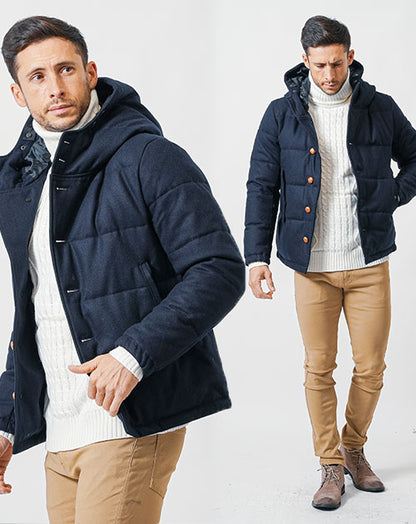 がっちり体型の方におすすめ冬の3点コーデセット　ネイビーダウンジャケット×白タートルネックニット×ベージュスリムチノパンツ