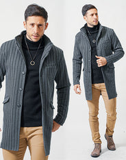 がっちり体型の方におすすめ3点コーデセット グレーロングコート×黒タートルネックニット×ベージュスリムチノパンツ