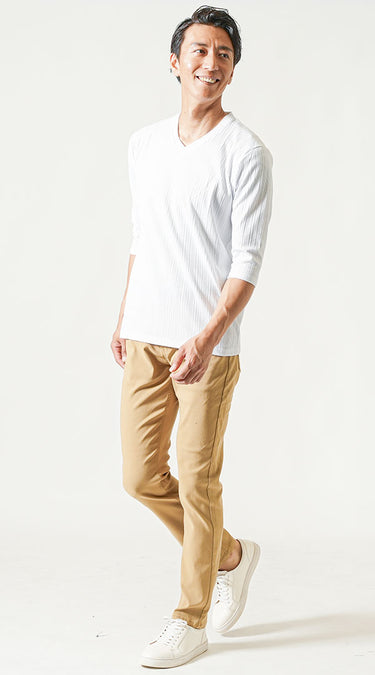 メンズにおすすめのTシャツ×ベージュパンツのコーデ例