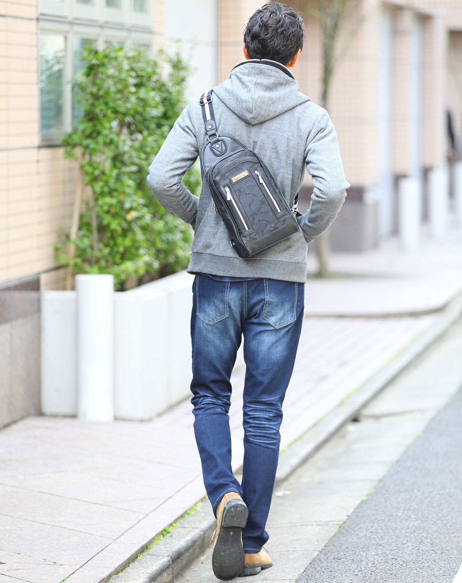 MCM ボディバッグ　シルバー ボディバッグ メンズ おしゃれ 人気 ブランド 40代 50代 斜めがけ