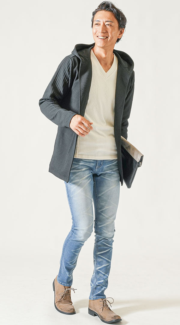 40代メンズにおすすめの細身デニムと黒パーカーを合わせた体型カバー秋コーデ