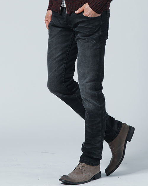 大人の落ち着きを引き出すベーシックなブラックグレーデニムパンツ