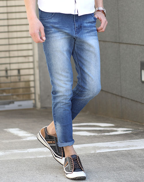 ダークブルーの色落ち加工ストレッチアンクルデニムパンツ
