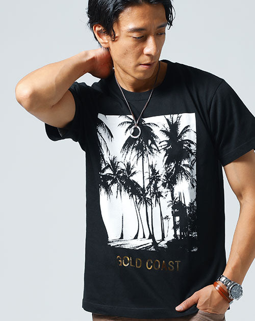 白地にパームツリーがプリントされた夏らしいコットンTシャツ