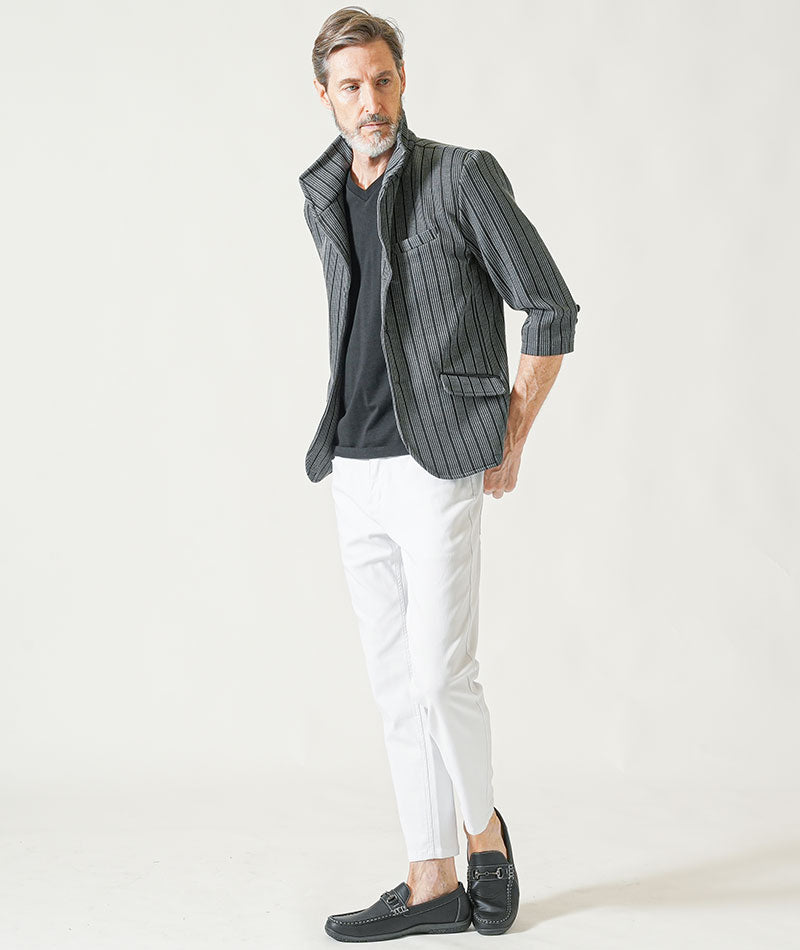 60代メンズ夏の3点コーデセット グレー7分袖ジャケット×黒半袖VネックTシャツ×白アンクルチノパンツ