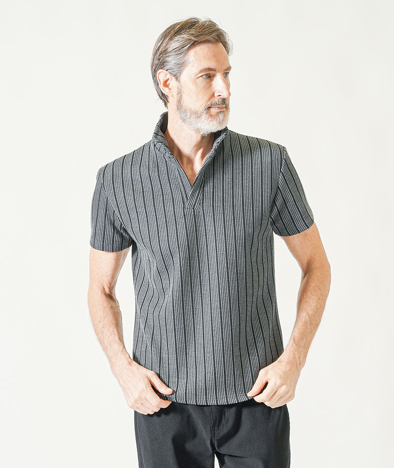 60代メンズ夏の3点コーデセット 白7分袖シャツ×グレー半袖ポロシャツ×黒ストレッチチノパンツ