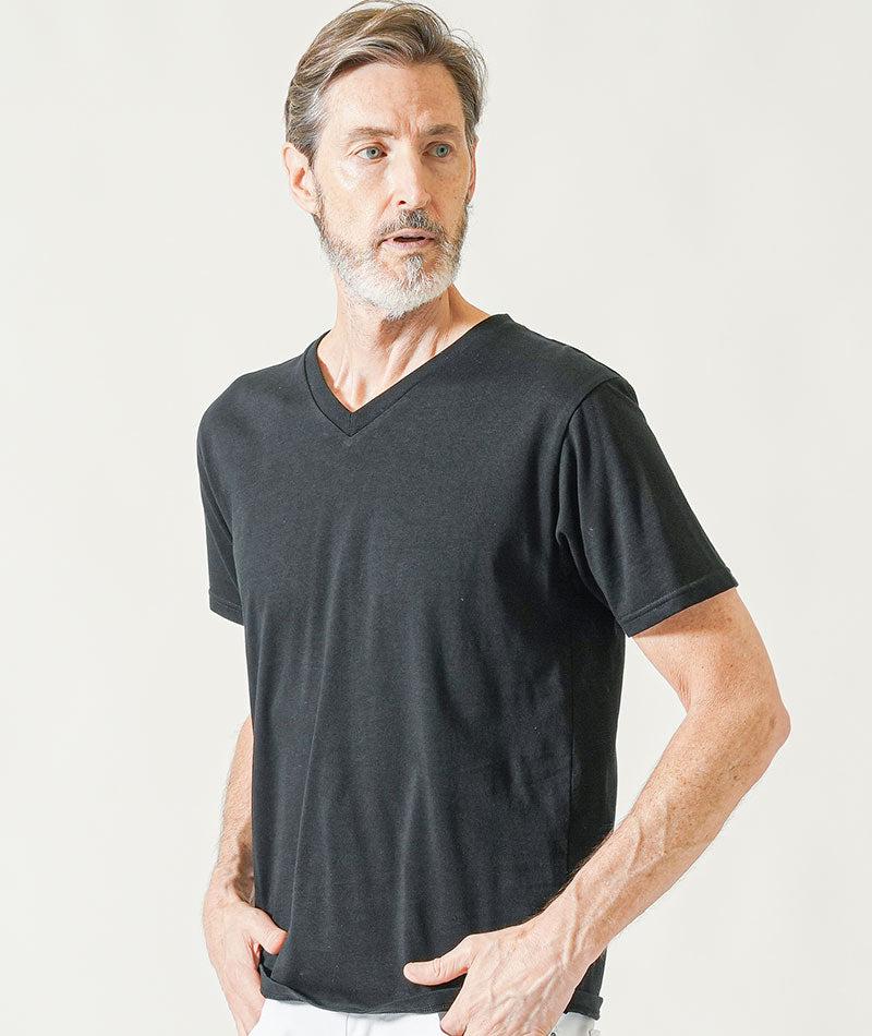 60代メンズ夏の3点コーデセット ワイン7分袖Tシャツ×黒半袖VネックTシャツ×白ストレッチアンクルチノパンツ