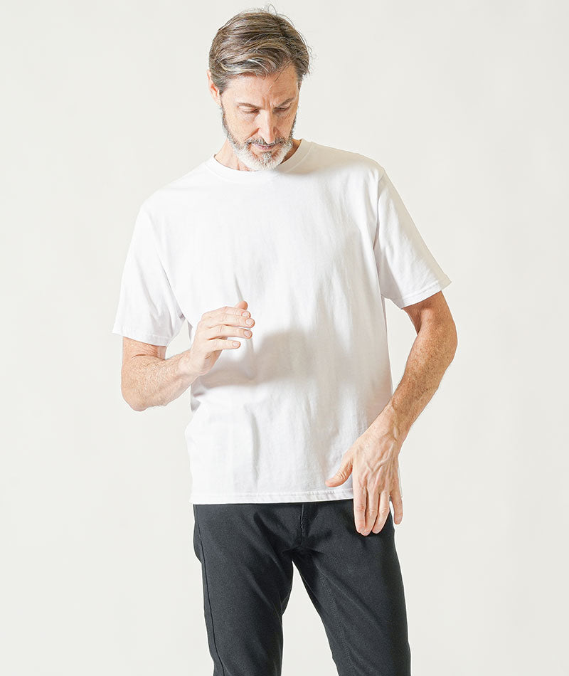 60代メンズ夏の3点コーデセット 白半袖VネックTシャツ×白半袖クルーネックTシャツ×黒ストレッチチノパンツ
