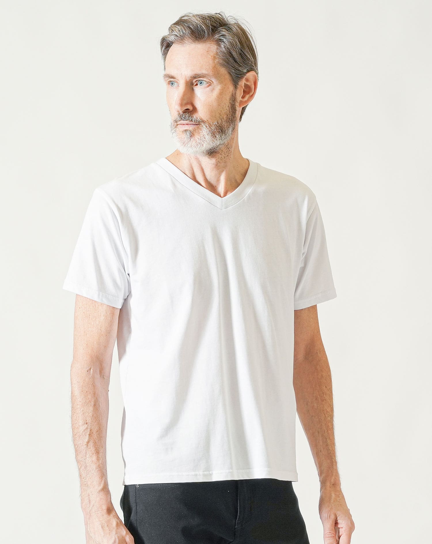 60代メンズ夏の3点コーデセット グレー半袖ポロシャツ×白半袖VネックTシャツ×黒ストレッチチノパンツ