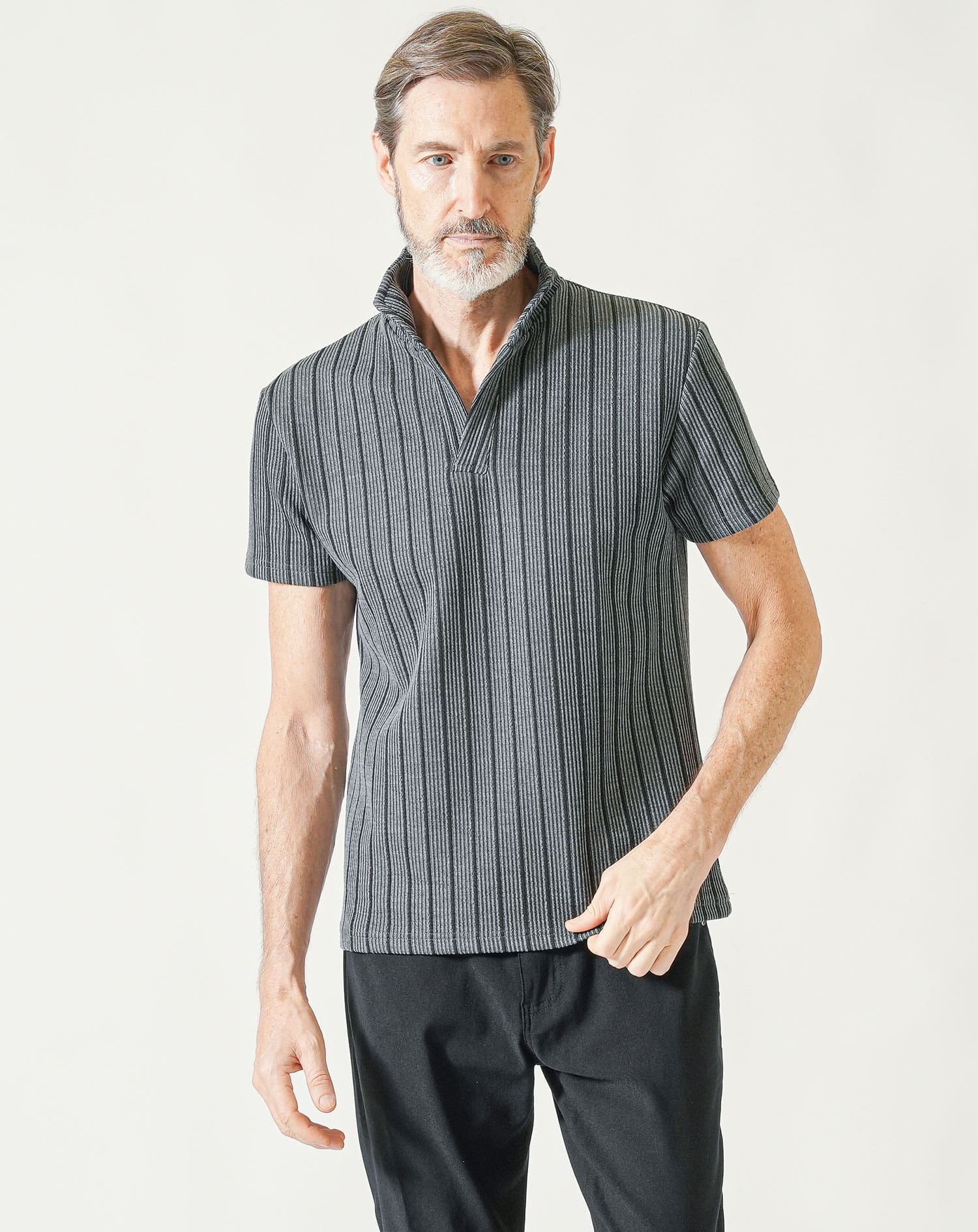 60代メンズ夏の3点コーデセット グレー半袖ポロシャツ×黒半袖VネックTシャツ×黒ストレッチアンクルチノパンツ